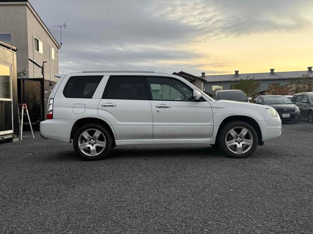 フォレスター １０ｔｈアニバーサリー　４ＷＤ　ＥＴＣ　ナビ　ＨＩＤ　アルミホイール　キーレスエントリー　ＡＴ　衝突安全ボディ　ＣＤ　ＤＶＤ再生　ＵＳＢ　ミュージックプレイヤー接続可　Ｂｌｕｅｔｏｏｔｈ　ＡＢＳ　エアコン　パワーステアリング（5枚目）