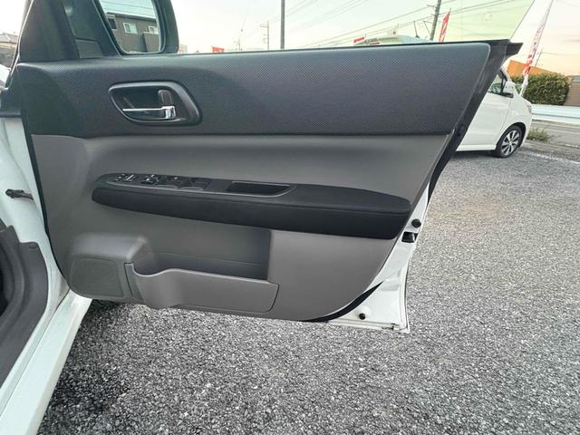 フォレスター １０ｔｈアニバーサリー　４ＷＤ　ＥＴＣ　ナビ　ＨＩＤ　アルミホイール　キーレスエントリー　ＡＴ　衝突安全ボディ　ＣＤ　ＤＶＤ再生　ＵＳＢ　ミュージックプレイヤー接続可　Ｂｌｕｅｔｏｏｔｈ　ＡＢＳ　エアコン　パワーステアリング（13枚目）