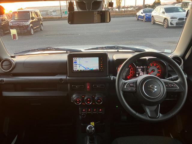 ジムニー ＸＣ　５ＭＴ　純正ナビ　Ｂｌｕｅｔｏｏｔｈ　フルセグ　バックカメラ　社外マフラー　衝突被害軽減ブレーキ　レーンキープアシスト　シートヒーター　ＬＥＤオートライト　純正１６ＡＷ（3枚目）