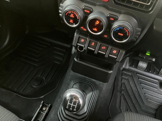 ジムニー ＸＣ　５ＭＴ　純正ナビ　Ｂｌｕｅｔｏｏｔｈ　フルセグ　バックカメラ　社外マフラー　衝突被害軽減ブレーキ　レーンキープアシスト　シートヒーター　ＬＥＤオートライト　純正１６ＡＷ（9枚目）