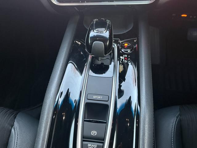 ヴェゼル ハイブリッドＺ・ホンダセンシング　レーダークルーズコントロール　衝突軽減ブレーキ　ハーフレザーシート　ＬＥＤヘッドライト　ＥＴＣ　純正ナビゲーション　バックカメラ（3枚目）