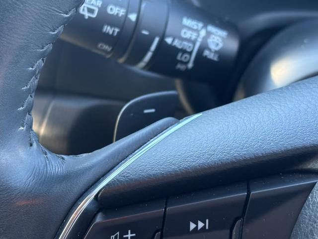 アクセラスポーツ １５ＸＤ　Ｌパッケージ　ヘッドアップディスプレイ　革シート　全方位カメラ　クリアランスソナー　ブラインドスポット　パドルシフト　バックカメラ　パドルシフト　シートヒーター　純正ドラレコ　アイドリングストップ　純正ナビ（10枚目）