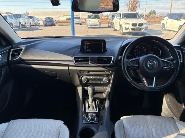 アクセラスポーツ １５ＸＤ　Ｌパッケージ　ヘッドアップディスプレイ　革シート　全方位カメラ　クリアランスソナー　ブラインドスポット　パドルシフト　バックカメラ　パドルシフト　シートヒーター　純正ドラレコ　アイドリングストップ　純正ナビ（12枚目）