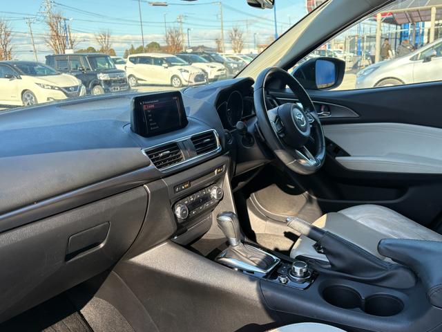 アクセラスポーツ １５ＸＤ　Ｌパッケージ　ヘッドアップディスプレイ　革シート　全方位カメラ　クリアランスソナー　ブラインドスポット　パドルシフト　バックカメラ　パドルシフト　シートヒーター　純正ドラレコ　アイドリングストップ　純正ナビ（30枚目）