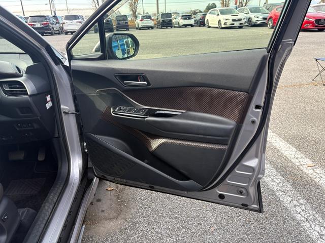 Ｃ－ＨＲ Ｇ　ワンオーナー　モデリスタ　パーキングアシスト　ブラインドスポット　バックカメラ　レーンアシスト　クリアランスソナー　アイドリングストップ　純正ナビ　フルセグ　ステアリングリモコン　バックカメラ　ＥＴＣ（19枚目）