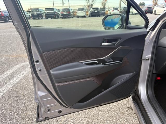 Ｃ－ＨＲ Ｇ　ワンオーナー　モデリスタ　パーキングアシスト　ブラインドスポット　バックカメラ　レーンアシスト　クリアランスソナー　アイドリングストップ　純正ナビ　フルセグ　ステアリングリモコン　バックカメラ　ＥＴＣ（30枚目）