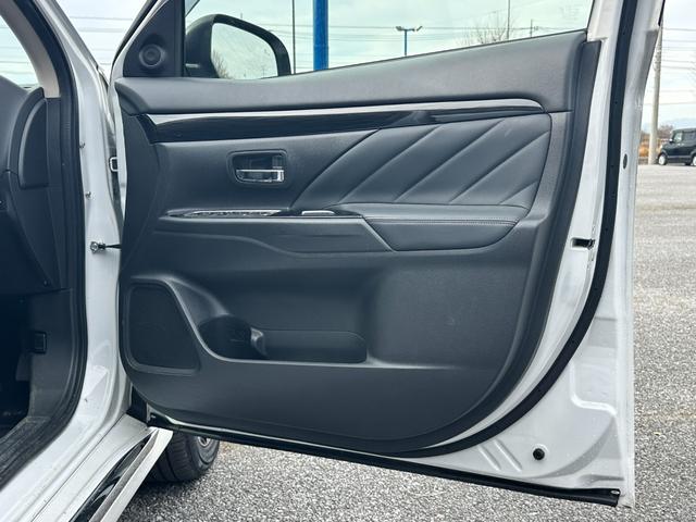 アウトランダーＰＨＥＶ Ｇセーフティパッケージ　ワンオーナー　４ＷＤ　サンルーフ　ブラインドスポット　純正ＳＤナビ　Ｂｌｕｅｔｏｏｔｈオーディオ　フルセグＴＶ　ステアリングスイッチ　ハーフレザーシート　前席シートヒーター　パワーシート　ＥＴＣ（32枚目）