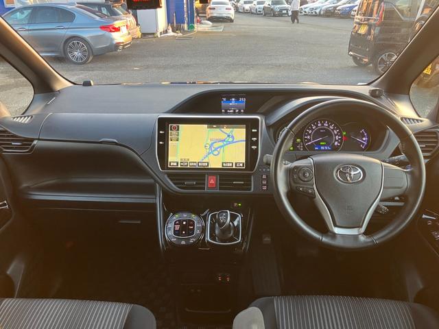 ヴォクシー ハイブリッドＺＳ　両側パワースライドドア　トヨタセーフティセンス　オートクルーズコントロール　純正ナビ　フリップダウンモニター　Ｂｌｕｅｔｏｏｔｈオーディオ　フルセグＴＶ　ステアリングスイッチ　バックカメラ　ＥＴＣ（25枚目）