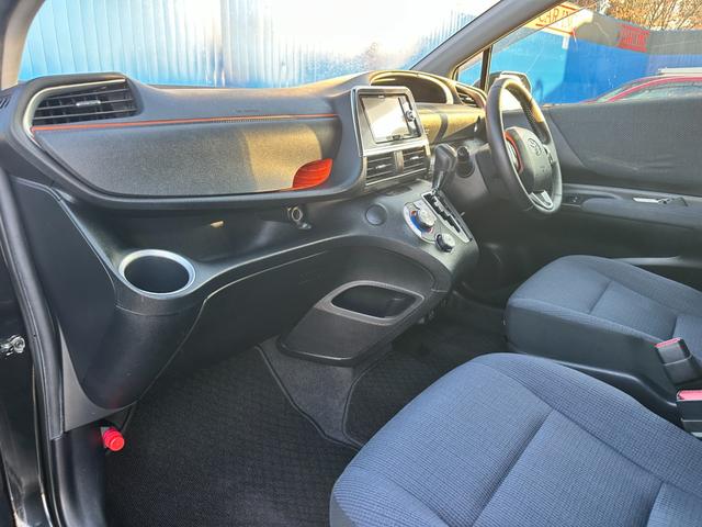 シエンタ ハイブリッドＧ　両側パワスラ　純正ＴＲＤフルエアロ　クリアランスソナー　社外ナビ　Ｂｌｕｅｔｏｏｔｈオーディオ　フルセグＴＶ　ステアリングスイッチ　レーンアシスト　ＥＴＣ　レーンキープアシスト　衝突被害軽減ブレーキ（22枚目）