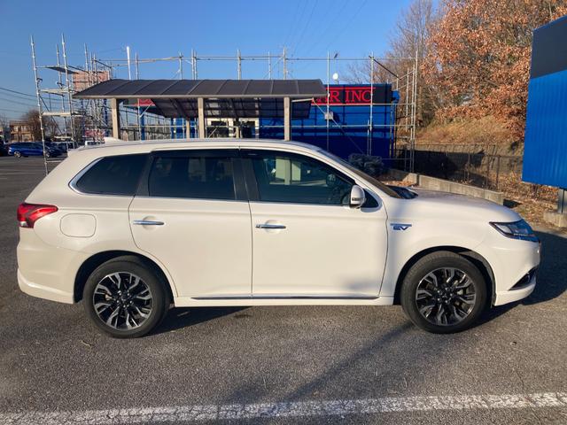 アウトランダーＰＨＥＶ Ｇプレミアムパッケージ　４ＷＤ　純正ナビ　Ｂｌｕｅｔｏｏｔｈオーディオ　フルセグＴＶ　アラウンドビューモニター　フリップダウン　クリアランスソナー　ブラインドスポット　革シート　ＬＥＤヘッドライト　パワーシート　ＥＴＣ（12枚目）