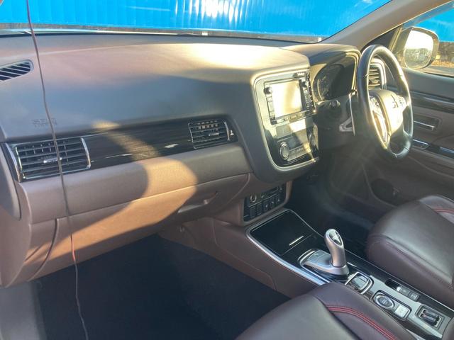 アウトランダーＰＨＥＶ Ｇプレミアムパッケージ　４ＷＤ　純正ナビ　Ｂｌｕｅｔｏｏｔｈオーディオ　フルセグＴＶ　アラウンドビューモニター　フリップダウン　クリアランスソナー　ブラインドスポット　革シート　ＬＥＤヘッドライト　パワーシート　ＥＴＣ（19枚目）