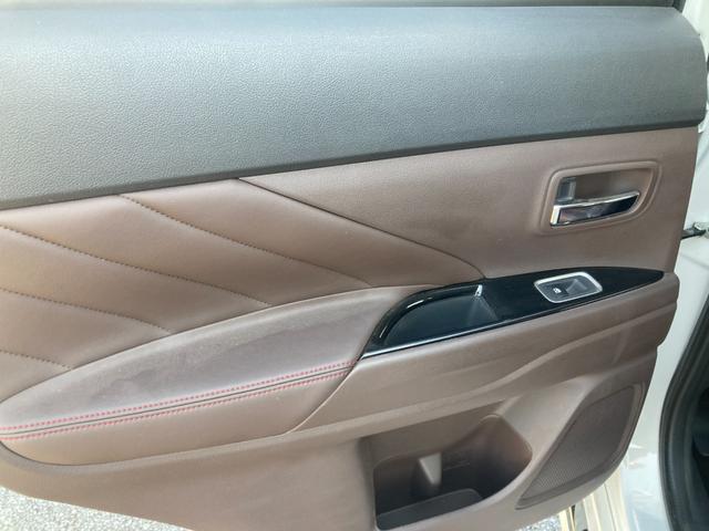 アウトランダーＰＨＥＶ Ｇプレミアムパッケージ　４ＷＤ　純正ナビ　Ｂｌｕｅｔｏｏｔｈオーディオ　フルセグＴＶ　アラウンドビューモニター　フリップダウン　クリアランスソナー　ブラインドスポット　革シート　ＬＥＤヘッドライト　パワーシート　ＥＴＣ（21枚目）