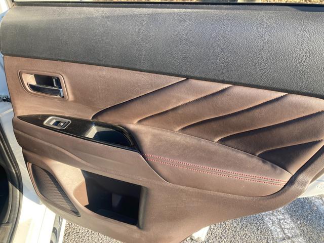 アウトランダーＰＨＥＶ Ｇプレミアムパッケージ　４ＷＤ　純正ナビ　Ｂｌｕｅｔｏｏｔｈオーディオ　フルセグＴＶ　アラウンドビューモニター　フリップダウン　クリアランスソナー　ブラインドスポット　革シート　ＬＥＤヘッドライト　パワーシート　ＥＴＣ（26枚目）