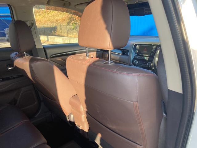 アウトランダーＰＨＥＶ Ｇプレミアムパッケージ　４ＷＤ　純正ナビ　Ｂｌｕｅｔｏｏｔｈオーディオ　フルセグＴＶ　アラウンドビューモニター　フリップダウン　クリアランスソナー　ブラインドスポット　革シート　ＬＥＤヘッドライト　パワーシート　ＥＴＣ（27枚目）
