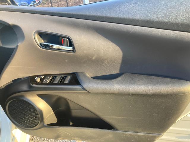 プリウス Ｓ　アクティブクルーズコントロール　レーンアシスト　パーキングアシスト　クリアランスソナー　純正ＳＤナビ　Ｂｌｕｅｔｏｏｔｈオーディオ　ワンセグＴＶ　　ステアリングスイッチ　バックカメラ　ＥＴＣ（30枚目）