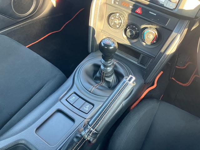 ＢＲＺ Ｒ　カスタマイズパッケージ　６速ＭＴ　ＳＴＩフルエアロ　ＳＴＩマフラー　ＳＴＩタワーバー　水温計　１６インチエンケイアルミホイール　純正メモリーナビ　地デジ　バックカメラ　ＬＥＤヘッドライト　ＥＴＣ（19枚目）