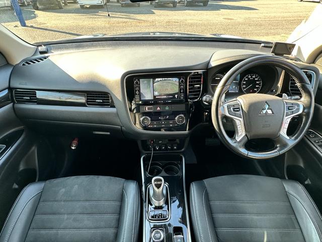 アウトランダーPHEV Gナビパッケージ 4WD サンルーフ アクティブクルーズコントロール 純正SDナビ Bluetoothオーディオ 全方位カメラ ステアリングスイッチ クリアランスソナー ブラインドスポット パワーバックドア(2枚目)