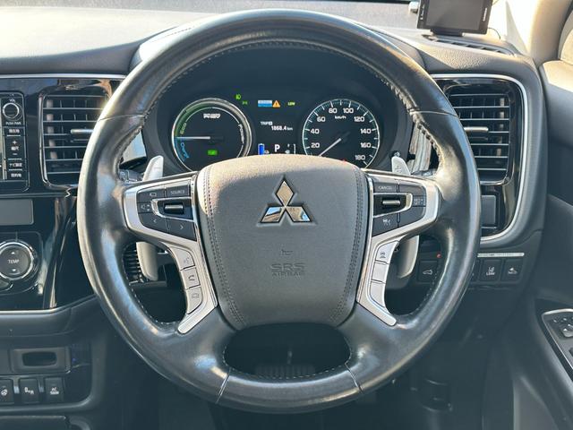 アウトランダーPHEV Gナビパッケージ 4WD サンルーフ アクティブクルーズコントロール 純正SDナビ Bluetoothオーディオ 全方位カメラ ステアリングスイッチ クリアランスソナー ブラインドスポット パワーバックドア(3枚目)
