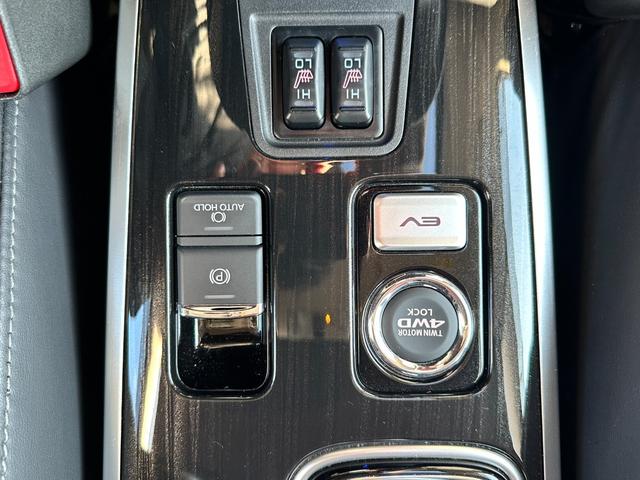 アウトランダーPHEV Gナビパッケージ 4WD サンルーフ アクティブクルーズコントロール 純正SDナビ Bluetoothオーディオ 全方位カメラ ステアリングスイッチ クリアランスソナー ブラインドスポット パワーバックドア(9枚目)