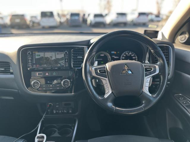 アウトランダーPHEV Gナビパッケージ 4WD サンルーフ アクティブクルーズコントロール 純正SDナビ Bluetoothオーディオ 全方位カメラ ステアリングスイッチ クリアランスソナー ブラインドスポット パワーバックドア(35枚目)