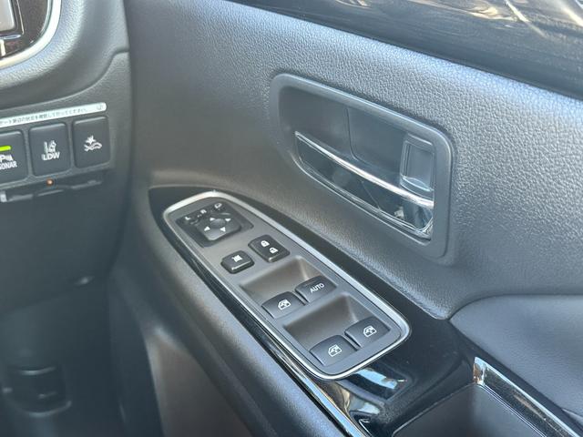 アウトランダーPHEV Gナビパッケージ 4WD サンルーフ アクティブクルーズコントロール 純正SDナビ Bluetoothオーディオ 全方位カメラ ステアリングスイッチ クリアランスソナー ブラインドスポット パワーバックドア(43枚目)