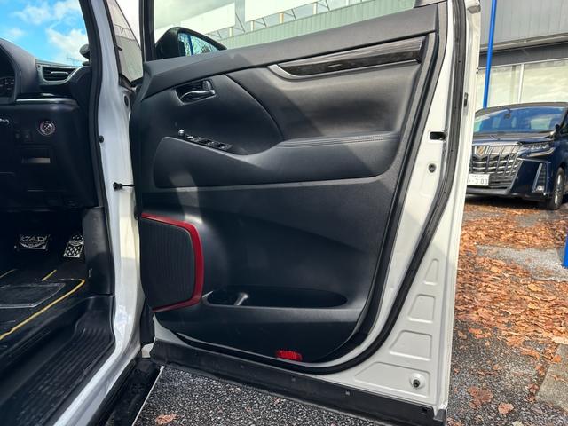 ヴェルファイア ２．５Ｚ　Ａエディション　ゴールデンアイズ　サンルーフ　後席モニター　純正１０型ナビ　社外エアサス　社外エアロ　バックカメラ　フルセグＴＶ　両側電動スライドドア　電動リアゲート　１００Ｖ電源　クルコン　シートカバー　ＬＥＤヘッドライト（25枚目）