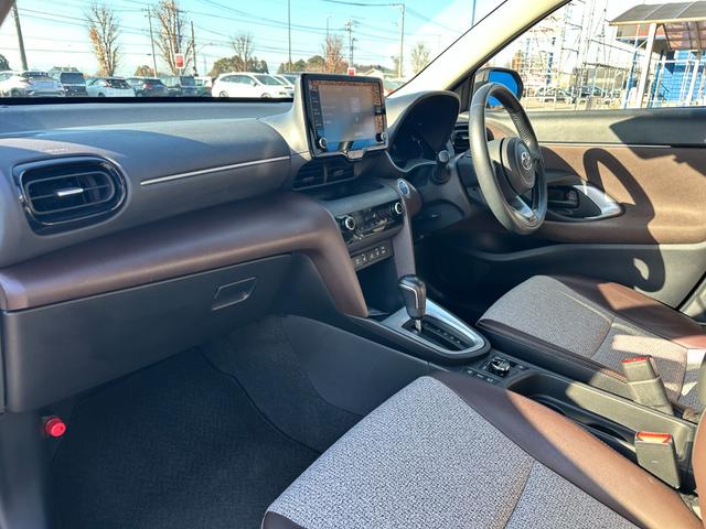 ヤリスクロス ハイブリッドＺ　４ＷＤ　アダプティブクルーズコントロール　純正オーディオ　Ｂｌｕｅｔｏｏｔｈ　アラウンドビューモニター　クリアランスソナー　ブラインドスポット　衝突被害軽減ブレーキ　レーンアシスト　ＥＴＣ（20枚目）