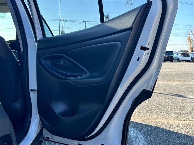 ヤリスクロス ハイブリッドＺ　４ＷＤ　アダプティブクルーズコントロール　純正オーディオ　Ｂｌｕｅｔｏｏｔｈ　アラウンドビューモニター　クリアランスソナー　ブラインドスポット　衝突被害軽減ブレーキ　レーンアシスト　ＥＴＣ（26枚目）