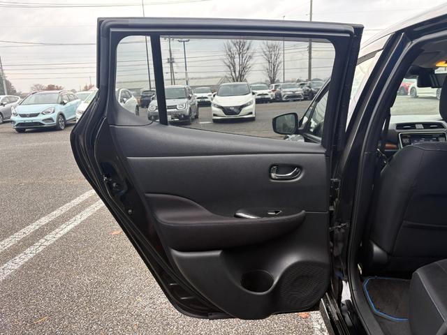 リーフ Ｇ　プロパイロット　デジタルインナーミラー　ステアリングヒーター　純正ＳＤナビ　Ｂｌｕｅｔｏｏｔｈオーディオ　フルセグＴＶ　アラウンドビューモニター　アクティブクルーズコントロール　パーキングアシスト（10枚目）