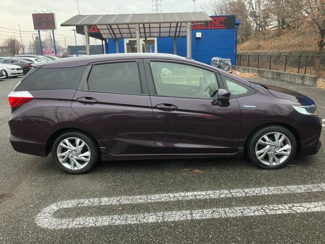 シャトル ハイブリッドＺ　純正ナビ　Ｂｌｕｅｔｏｏｔｈオーディオ　バックカメラ　ステアリングスイッチ　ハーフレザーシート　前席シートヒーター　純正１６インチアルミホイール　ＥＴＣ（4枚目）