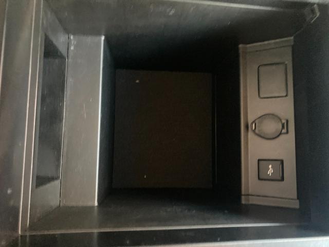 ヴェルファイア ３．５Ｚ　Ｇ　純正後席モニター　黒革シート　ディスプレイオーディオ　フルセグ　バックカメラ　ＣＤ／ＤＶＤデッキ　シートエアコン　両側電動スライドドア　電動リアゲート　パワーシート　レーダークルコン　ハンドルヒーター（40枚目）