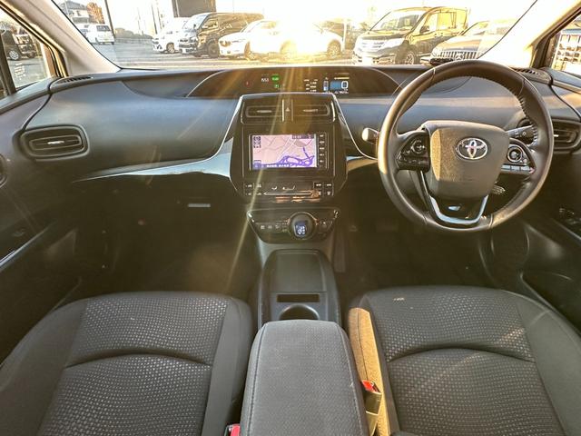 プリウス S 純正ナビ Bluetoothオーディオ バックカメラ ステアリングスイッチ レーンアシスト パーキングアシスト アダプティブクルーズコントロール クリアランスソナー オートハイビーム ETC(2枚目)