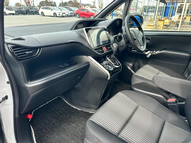 ノア Ｓｉ　ダブルバイビー　両側電動スライドドア　フリップダウンモニター　純正ＳＤナビ　フルセグＴＶ　Ｂｌｕｅｔｏｏｔｈオーディオ　ステアリングスイッチ　バックカメラ　純正１６インチアルミホイール　ＬＥＤヘッドライト　ＥＴＣ（17枚目）