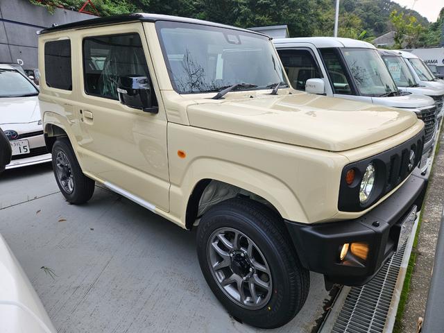 ジムニー ＸＣ　シフォンアイボリーメタリックブラック２トーン　届出済未使用車　ＬＥＤヘッドライト　スズキセーフティサポート　コーナーセンサー　シートヒーター　ステアリングスイッチ　クルコン　オートハイビーム（3枚目）