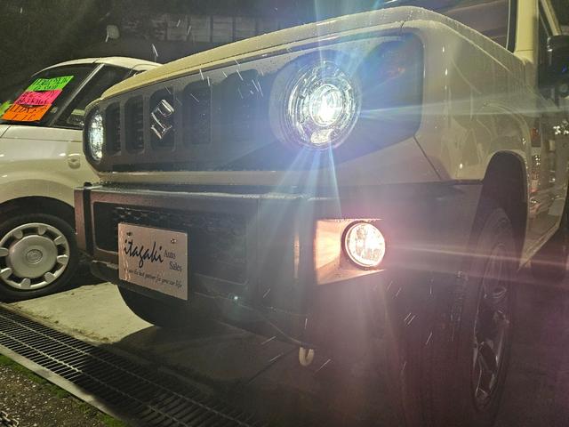 ジムニー ＸＣ　シフォンアイボリーメタリックブラック２トーン　届出済未使用車　ＬＥＤヘッドライト　スズキセーフティサポート　コーナーセンサー　シートヒーター　ステアリングスイッチ　クルコン　オートハイビーム（7枚目）