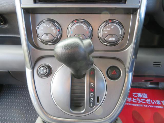 インパネシフトオートマで足元も広々しています。