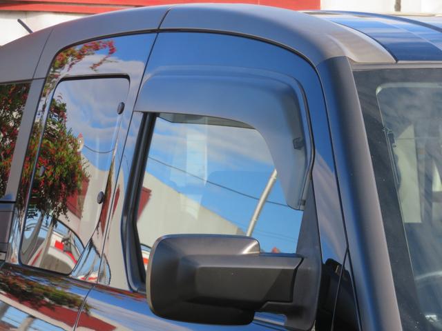 純正のドアバイザーが装備されています。雨の日も安心です。