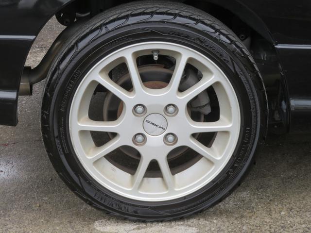 純正のアルミホイールが装備されています。タイヤの溝もたっぷり！