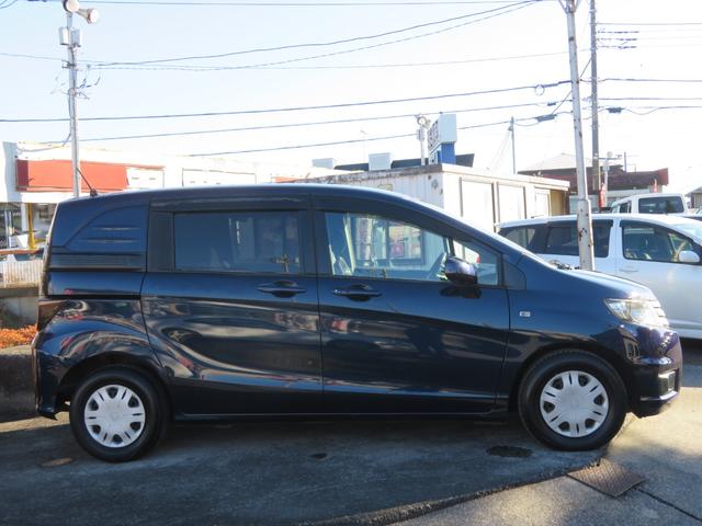 フリードスパイク Ｇ　ジャストセレクション　ワンオーナー車／両側パワースライドドア／左パワースライドドア付／ＨＩＤヘッドライト／社外フルセグＴＶ付ナビ／バックカメラ付／ドライブレコーダー・ＥＴＣ付／禁煙車／記録簿付／修復歴なし／（3枚目）