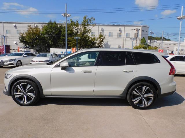 Ｖ６０ クロスカントリー　Ｔ５　ＡＷＤ　プロ　インテリセーフ・ＡＣＣ・本革エアシート・ナビＴＶ・全周囲カメラ・ＣａｒＰｌａｙ・ｈａｒｍａｎ／ｋａｒｄｏｎサウンド・Ｂｌｕｅｔｏｏｔｈ・パワーバックドア・純正１９ＡＷ・ＬＥＤライト・コーナーセンサー（33枚目）