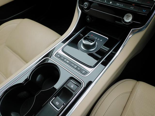 XE XE プレステージ ACC・本革シート・純正ナビTV・バックカメラ・Bluetooth・MERIDIANサウンド・純正18インチAW・コーナーセンサー・HIDライト・パワートランク・ベンチレーションシート・パークアシスト(12枚目)