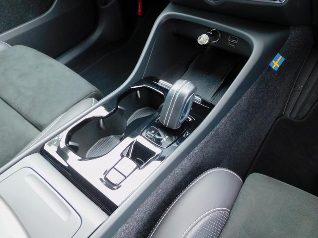 ＸＣ４０ Ｂ４　ＡＷＤ　Ｒデザイン　１オーナー・インテリセーフ・ナビＴＶ・全周囲カメラ・純正１９インチＡＷ・２．０ＥＴＣ・ＣａｒＰｌａｙ・スマートキー・ＬＥＤライト・パワーバックドア・コーナーセンサー・Ｈａｒｍａｎ／Ｋａｒｄｏｎサウンド（13枚目）