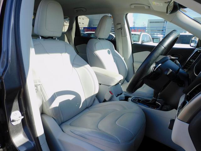 ジープ・チェロキー リミテッド　後期・ＡＣＣ・本革エアシート・純正ナビＴＶ・バックカメラ・ＣａｒＰｌａｙ・Ｂｌｕｅｔｏｏｔｈ・スマートキー・純正１８ＡＷ・コーナーセンサー・パワーバックドア・ＬＥＤライト・ＥＴＣ・Ｐアシスト・ＵＳＢ（6枚目）