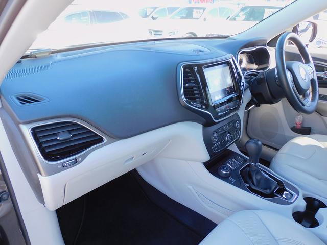 ジープ・チェロキー リミテッド　後期・ＡＣＣ・本革エアシート・純正ナビＴＶ・バックカメラ・ＣａｒＰｌａｙ・Ｂｌｕｅｔｏｏｔｈ・スマートキー・純正１８ＡＷ・コーナーセンサー・パワーバックドア・ＬＥＤライト・ＥＴＣ・Ｐアシスト・ＵＳＢ（9枚目）