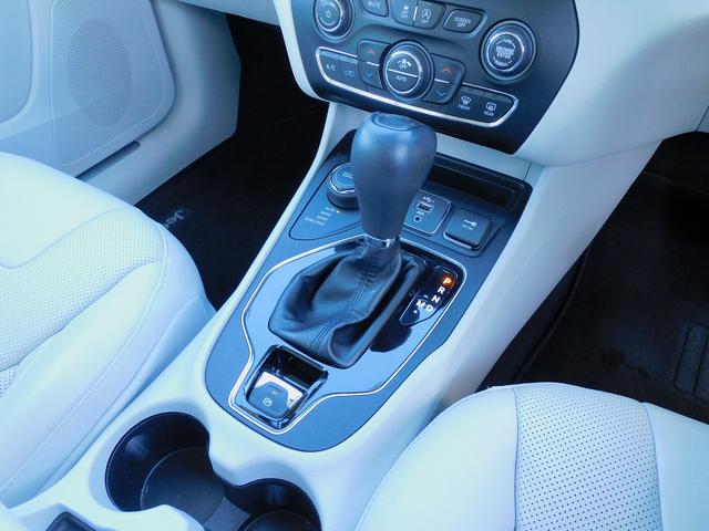 ジープ・チェロキー リミテッド　後期・ＡＣＣ・本革エアシート・純正ナビＴＶ・バックカメラ・ＣａｒＰｌａｙ・Ｂｌｕｅｔｏｏｔｈ・スマートキー・純正１８ＡＷ・コーナーセンサー・パワーバックドア・ＬＥＤライト・ＥＴＣ・Ｐアシスト・ＵＳＢ（12枚目）