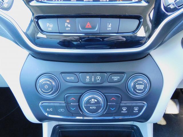 ジープ・チェロキー リミテッド　後期・ＡＣＣ・本革エアシート・純正ナビＴＶ・バックカメラ・ＣａｒＰｌａｙ・Ｂｌｕｅｔｏｏｔｈ・スマートキー・純正１８ＡＷ・コーナーセンサー・パワーバックドア・ＬＥＤライト・ＥＴＣ・Ｐアシスト・ＵＳＢ（13枚目）