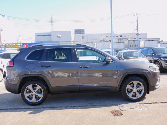 ジープ・チェロキー リミテッド　後期・ＡＣＣ・本革エアシート・純正ナビＴＶ・バックカメラ・ＣａｒＰｌａｙ・Ｂｌｕｅｔｏｏｔｈ・スマートキー・純正１８ＡＷ・コーナーセンサー・パワーバックドア・ＬＥＤライト・ＥＴＣ・Ｐアシスト・ＵＳＢ（28枚目）