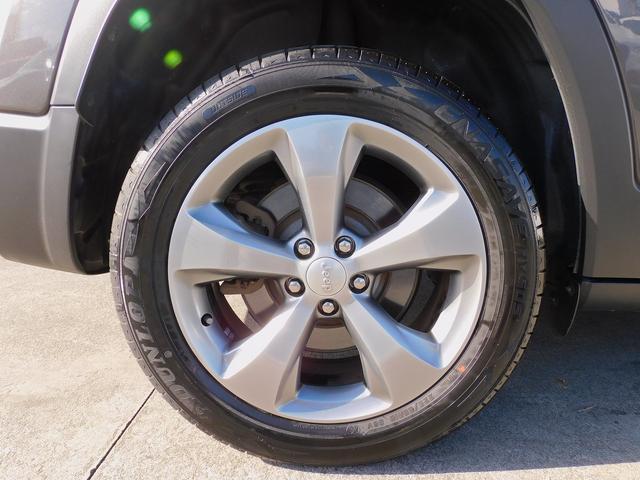 ジープ・チェロキー リミテッド　後期・ＡＣＣ・本革エアシート・純正ナビＴＶ・バックカメラ・ＣａｒＰｌａｙ・Ｂｌｕｅｔｏｏｔｈ・スマートキー・純正１８ＡＷ・コーナーセンサー・パワーバックドア・ＬＥＤライト・ＥＴＣ・Ｐアシスト・ＵＳＢ（63枚目）