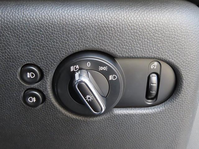 ＭＩＮＩ クーパーＤ　／ＮＥＷｉＤｒｉｖｅナビ／ＢＴオーディオ／ＥＴＣ／ＬＥＤヘッド／ＦＲフォグ／本革巻きステア／ＡＵＸ／ＵＳＢ／オートワイパー／オートライト／禁煙車／（51枚目）