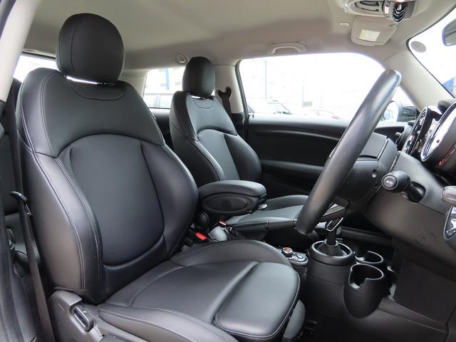 ＭＩＮＩ クーパーＤ　ペッパーｐｋｇ／中期モデル／電子シフトＤＣＴ／１オーナー／黒革／タッチスクリーンＮＥＷｉＤｒｉｖｅナビ／Ｂカメラ／ＢＴオーディオ／スマキー／アイドリングＳＴＯＰ／ＬＥＤヘッド／ＦＲフォグ／Ｐアシスト／（6枚目）